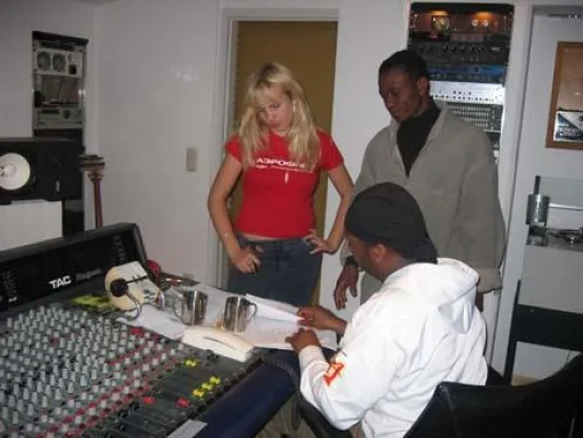 Prince Amaho vs. Annemarie - Nach DSDS-Abgang auch Rechtsstreit verloren Bild: Prince Amaho vs. Annemarie - Nach DSDS-Abgang auch Rechtsstreit verloren