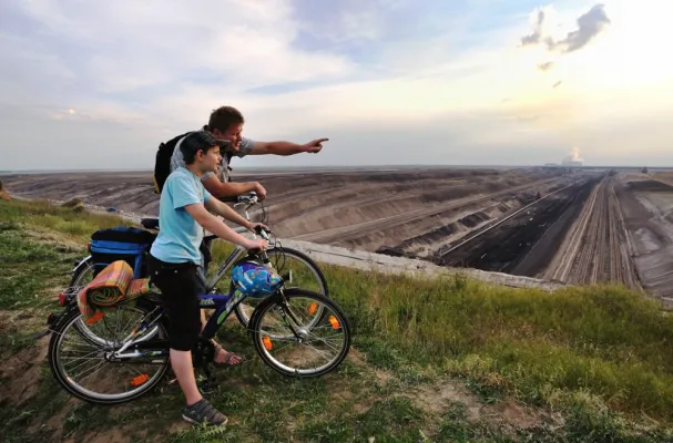 Von gigantischen Baggern zu glitzernden Seen: unterwegs auf dem Fernradweg „Niederlausitzer Bergbautour“ Bild: Von gigantischen Baggern zu glitzernden Seen: unterwegs auf dem Fernradweg „Niederlausitzer Bergbautour“