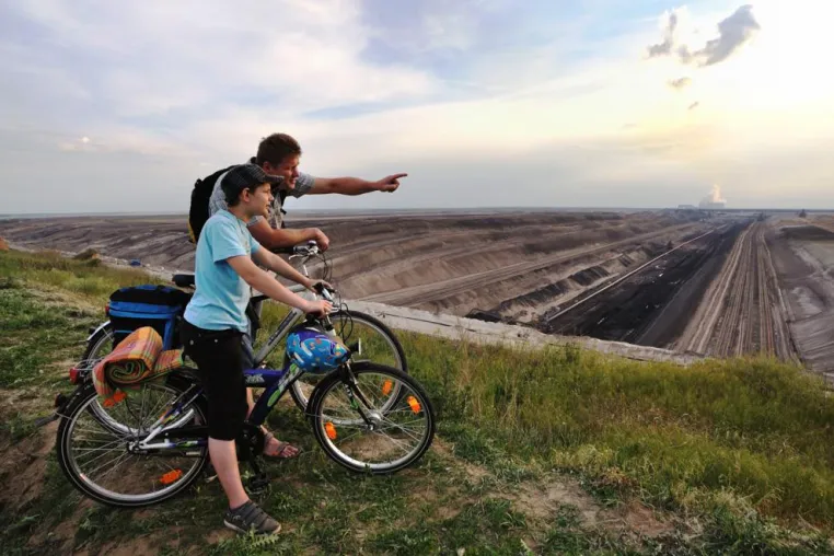 Von gigantischen Baggern zu glitzernden Seen: unterwegs auf dem Fernradweg „Niederlausitzer Bergbautour“ Bild: Von gigantischen Baggern zu glitzernden Seen: unterwegs auf dem Fernradweg „Niederlausitzer Bergbautour“