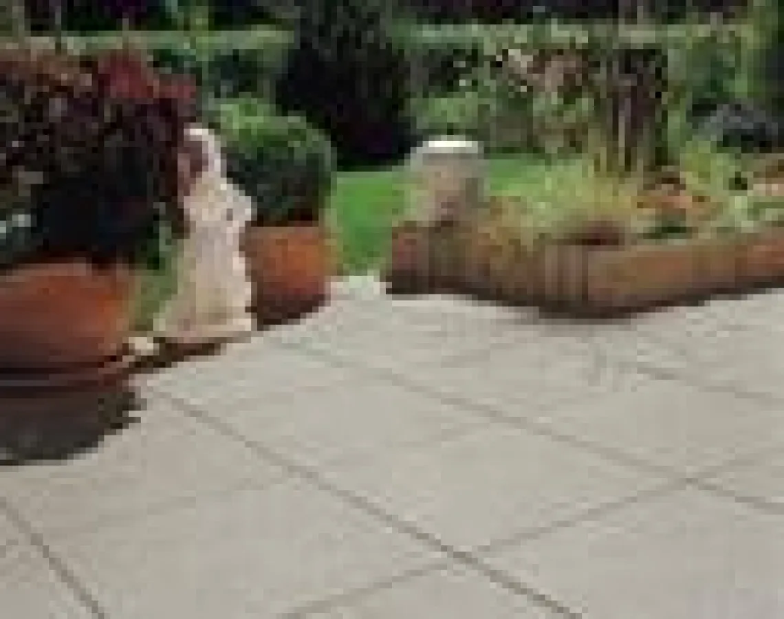 hansebeton-Produktinnovation: Die neuen Pflaster und Terrassenplatten mit hanseclean-Beschichtung – im Bild die Terrassenplatten der Domino-Serie