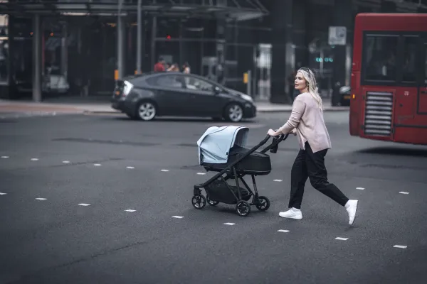 Bild: Durchatmen in der Stadt: das Thule Shine Air Purifier Canopy sorgt für gereinigte Luft für Babys