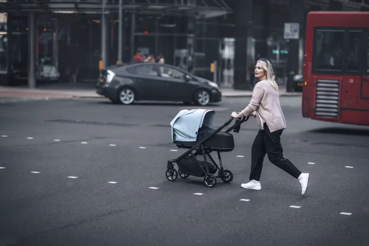 Durchatmen in der Stadt: das Thule Shine Air Purifier Canopy sorgt für gereinigte Luft für Babys Bild: Durchatmen in der Stadt: das Thule Shine Air Purifier Canopy sorgt für gereinigte Luft für Babys