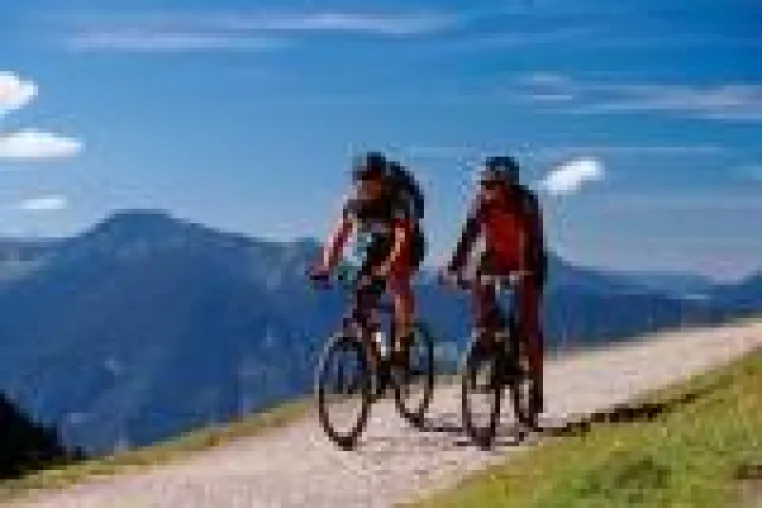 Bild: Sportlicher Start in Almhütten-Saison Mountainbike Schmankerl-Touren in Alpenregion Tegernsee Schliersee
