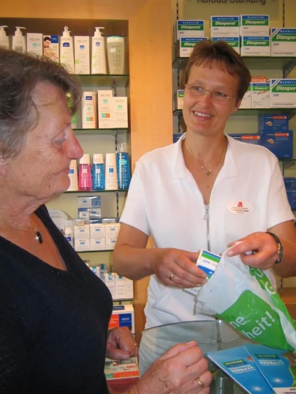 Apothekerin Stephanie Weltrich-Streit von der Weltrich'schen Apotheke in Wartenberg empfiehlt ihren Kunden 