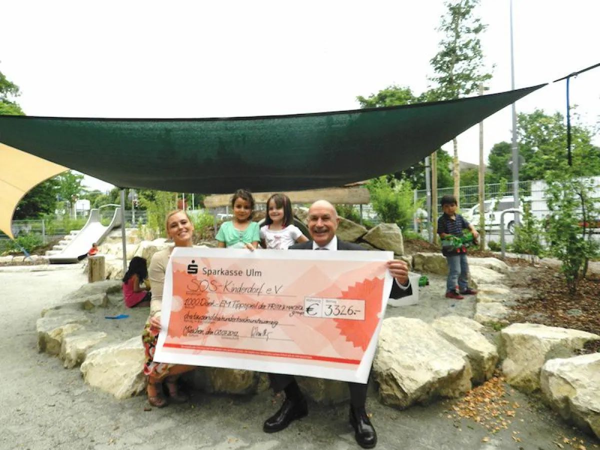 Violetta Maciejewska, SOS-Mütter- und Kindertageszentrum Neuaubing, erhält den Scheck