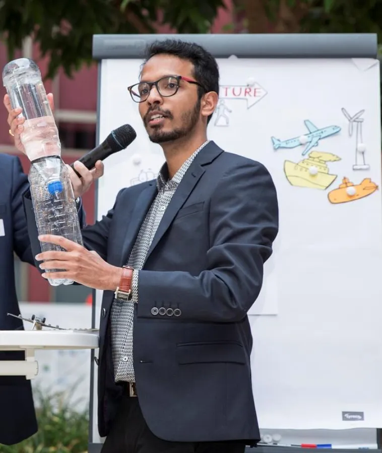 Mahesh Dhone beim Science-Slam auf dem Forschungscamp 2017 (ITMZ, Universität Rostock) ()