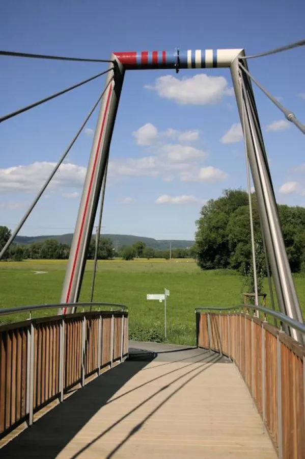 Über die neu erbaute Brücke am Mainzusammenfluss führt die fränkische Wander-Internetseite www.hinterindien.de ihre Besucher im Juli zum Tag der Franken. Dort ist ein identitätsstiftender Ort für alle