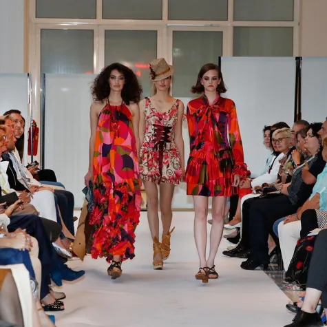 Bild: ANETTE PETERMANN PRÄSENTIERTE „KOSMOPOLITISCHE TRACHT“ IM ELLINGTON HOTEL BERLIN