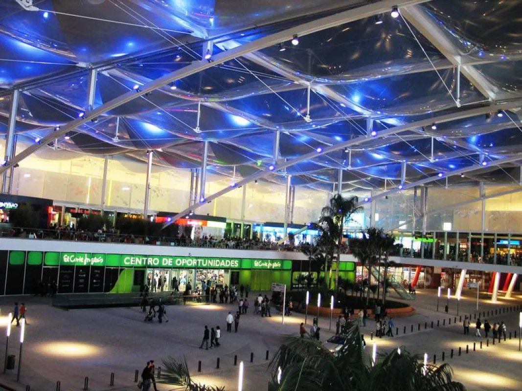 Visualisierung des „Dolce Vita Shopping Complex“ in Lissabon, mit ETFE Membrandachelementen, jedes Dachelement kann dabei wahlweise mit Solarzellen oder elektrochromen Folien ausgestattet werden (© Hi