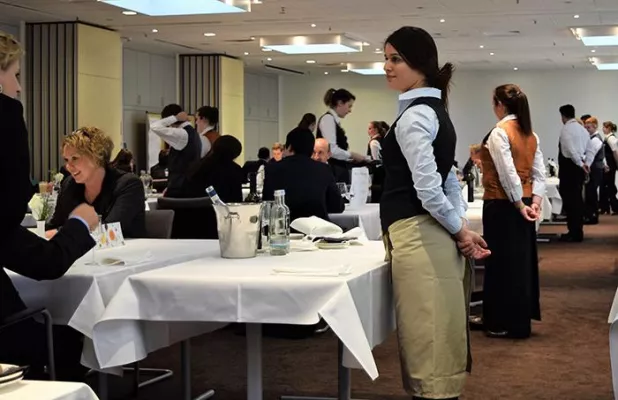 Bild: Mit einer Prüfung vor der Prüfung: AccorHotels in Frankfurt bereiten ihre Auszubildenden vor