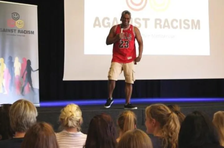 Schulübergreifender Projekttag mit Rapper '2schneidig' Bild: Schulübergreifender Projekttag mit Rapper '2schneidig'