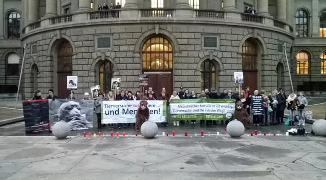 Bild: Mahnwache gegen 'gesetzeswidrige' Affenexperimente