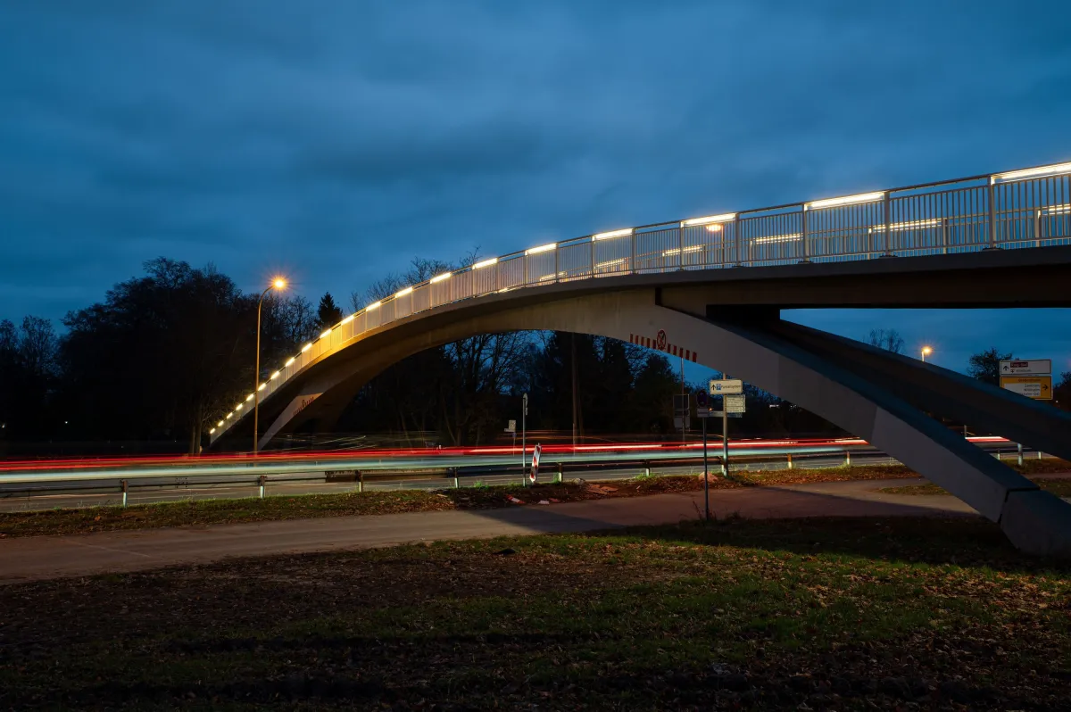 HIGHLIGHT ÜBER DEN WESTRING BRÜCKE KLEINE SCHÖNBUSCHALLEE, ASCHAFFENBURG (© LUX GLENDER)