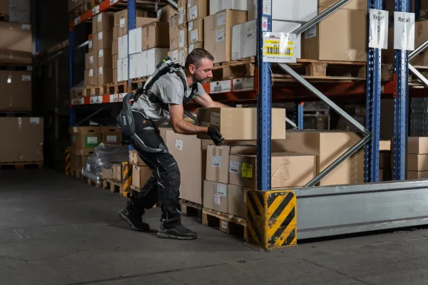 Bild: Rücken stärken, Arbeitskräfte entlasten: exoIQ präsentiert neues elektrisches Exoskelett B900 