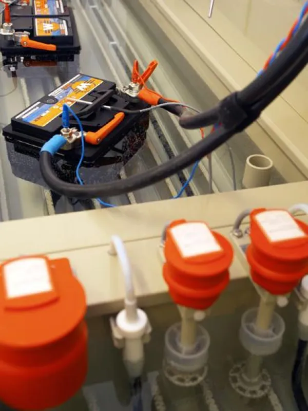Batterie im Wasserbad während der Prüfung