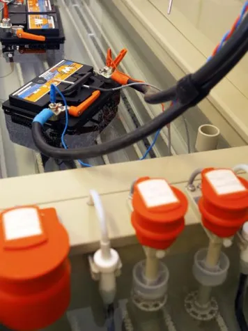 Bild: High-Tech Batterie-Prüflabor bei akkuteam Energietechnik GmbH