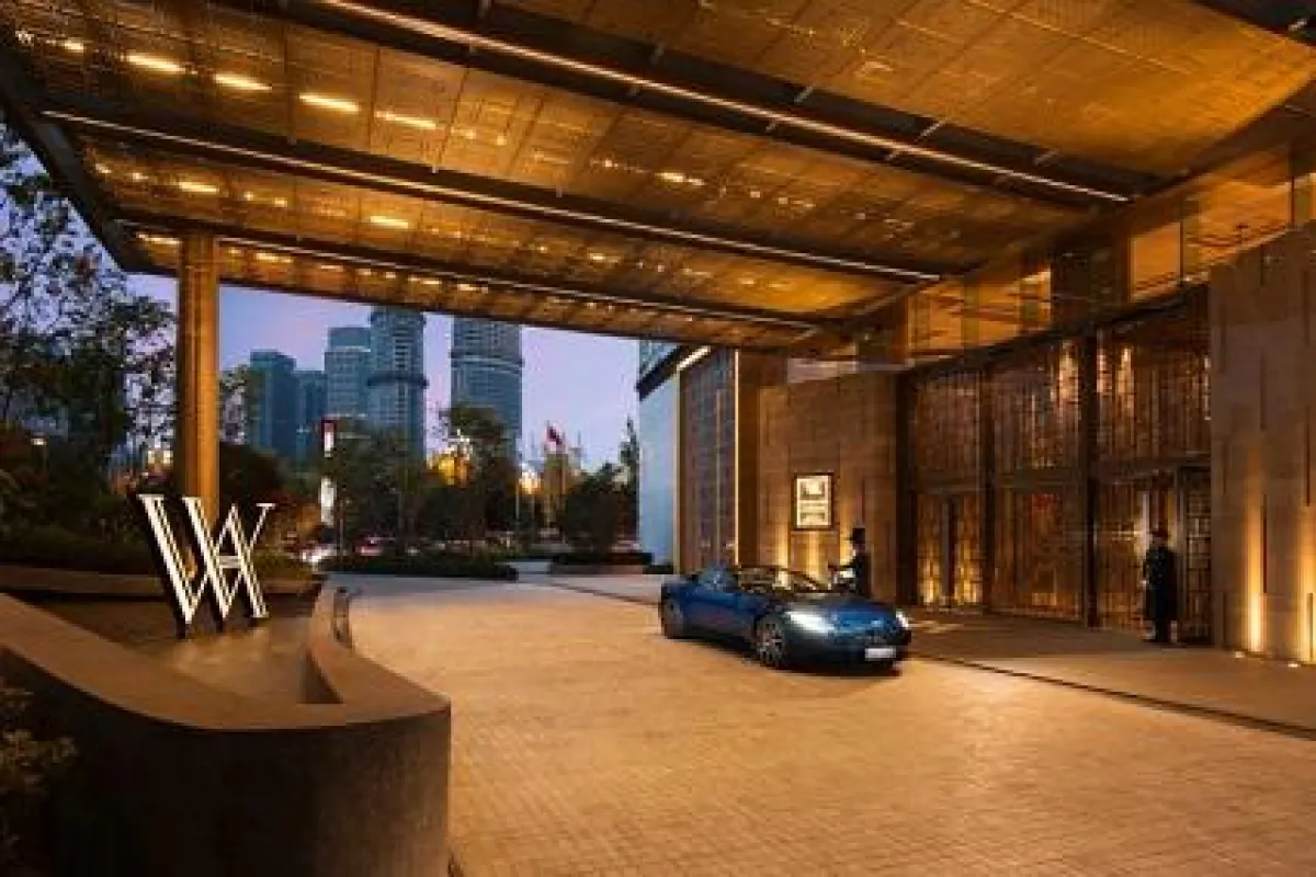 Aston Martin x © Hilton Hotels & Resorts