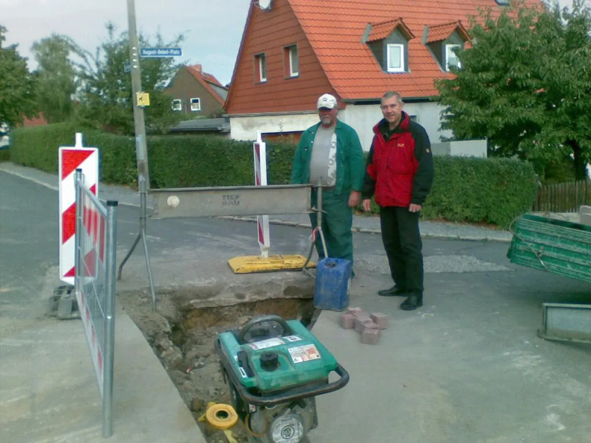 Prof. Dr. Ulrich Fischer-Hirchert (r.) erkundigt sich nach dem Baufortschritt der Glasfaserverlegung „Am Galgenberg“ bei Bauleiter Michael Menzel
