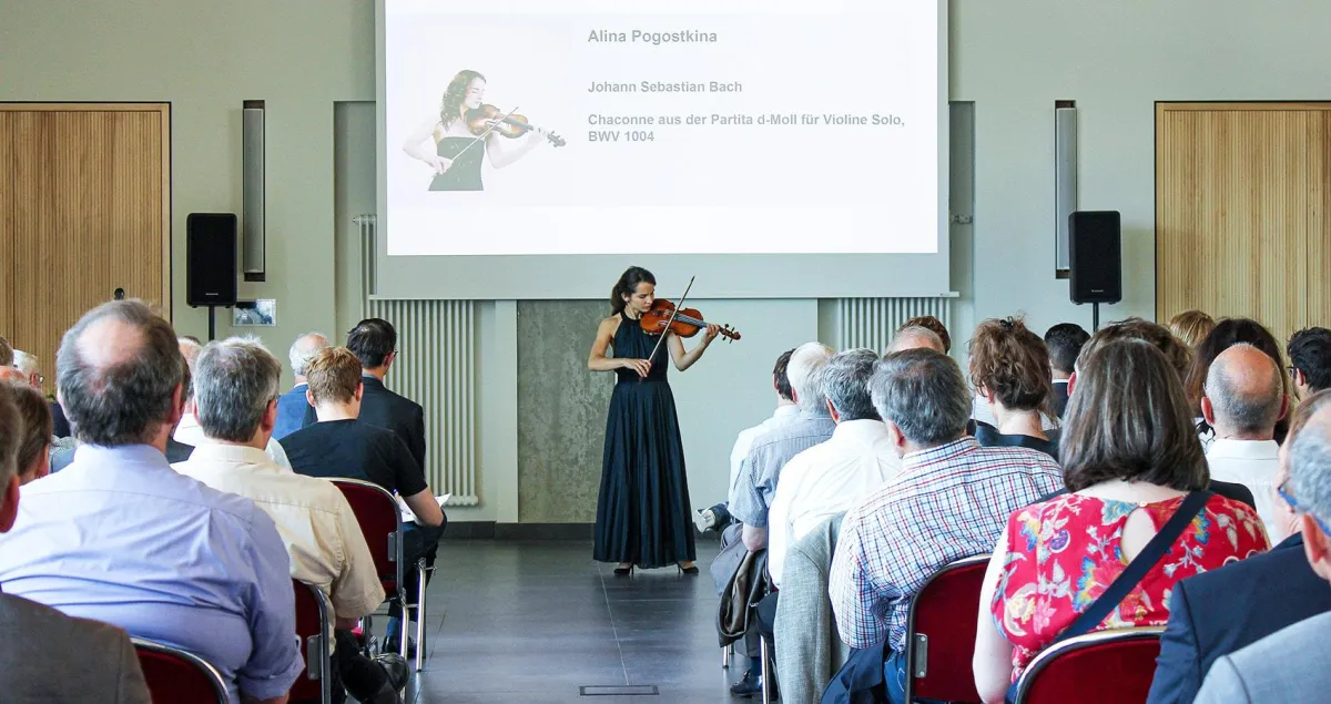 Alina Pogostkina spielt Johann Sebastian Bach auf der Jubiläumsfeier des Faserinstituts Bremen