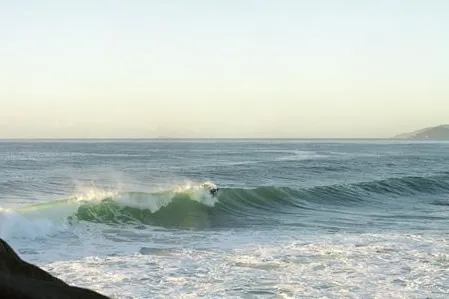 Bild: SWELLNESS Reisen & Coaching bietet Burnout-Prävention in Verbindung mit Surfen an