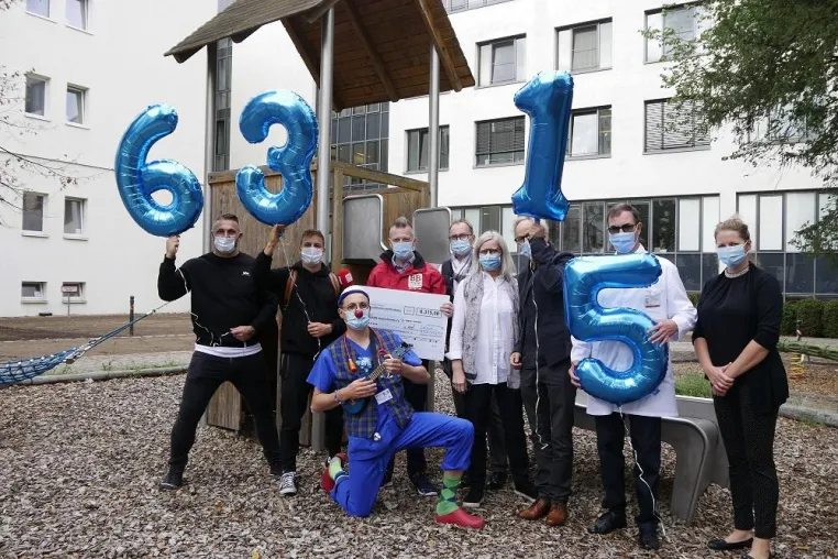 6.315 Euro bringen Lächeln in den OP-Saal: „Die Region hilft helfen“ unterstützt ROTE NASEN Clowns in Potsdam Bild: 6.315 Euro bringen Lächeln in den OP-Saal: „Die Region hilft helfen“ unterstützt ROTE NASEN Clowns in Potsdam