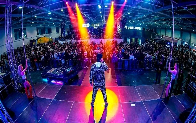 Bild: Just1ce beim internationalen AMTS-Budapest-Auftritt in offiziellen Sponsor-Videos zu sehen