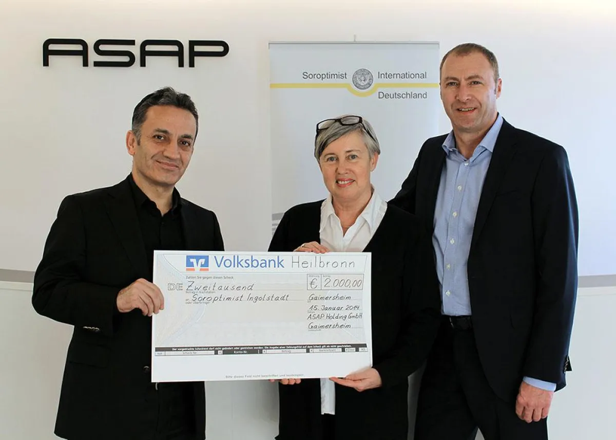 Scheckübergabe: Gürsel Sen [CFO ASAP], Marianne Seidl [VizepräsidentinSI], Michael Neisen [CEO ASAP]