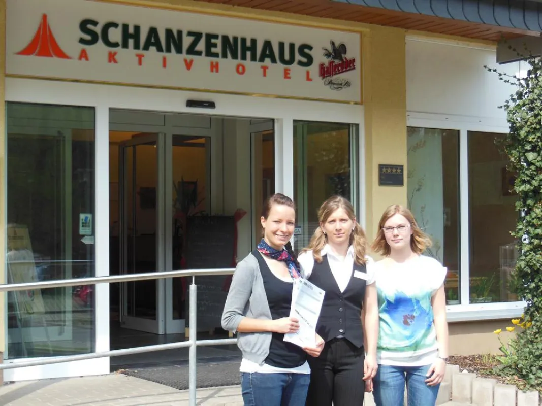 Die beiden Studierenden Kristin Gerke (l.) und Marie Le Bloa (r.) bei der Übergabe der Fragebögen.