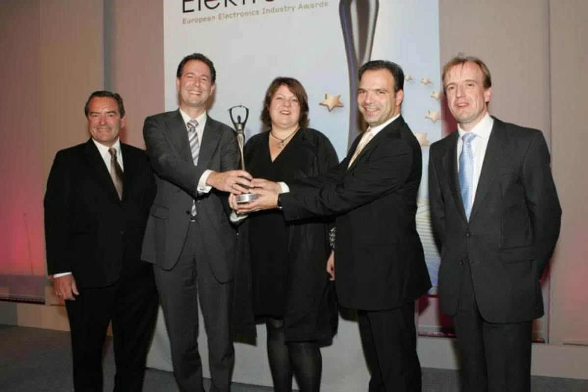 Von links nach rechts: Jeff Stelling, Andreas Schneider (EnOcean), Amanda Weaver (Publishing Director of IET Engineering & Technology Magazine), Zeljko Angelkoski (EnOcean), Richard Wilson (Editor Ele