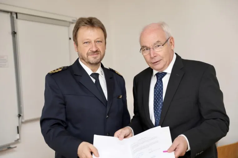Bild: Zusammenarbeit zwischen dem Sächsischen Staatsministerium des Innern und der HfTL vereinbart