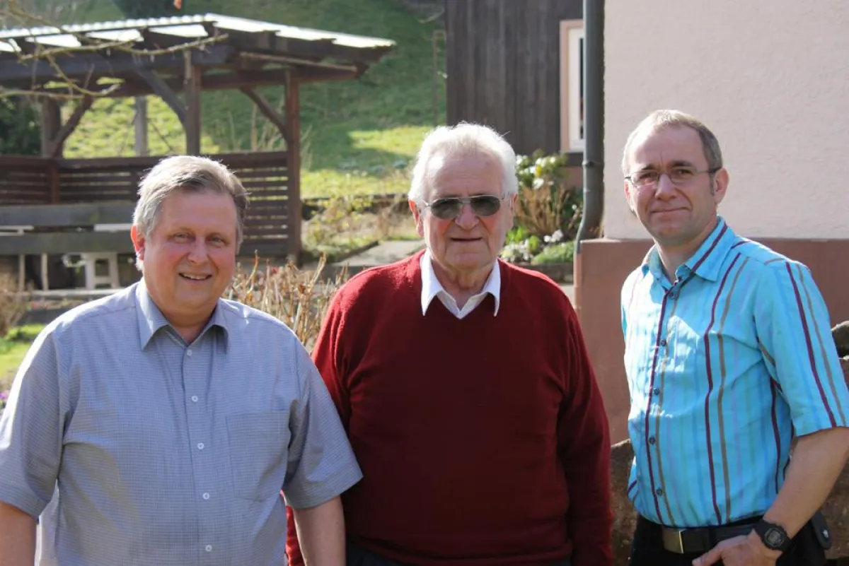 Pfarrer Detlef Krause (links) und Martin Auch (rechts) von der Liebenzeller Mission gratulierten Ernst Vatter zu seinem 80. Geburtstag.