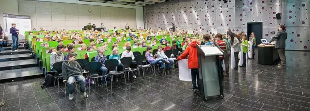 Vize-Gedächtnisweltmeister Johannes Mallow zog Junior-Studenten der KinderHochschule in seinen Bann Bild: Vize-Gedächtnisweltmeister Johannes Mallow zog Junior-Studenten der KinderHochschule in seinen Bann