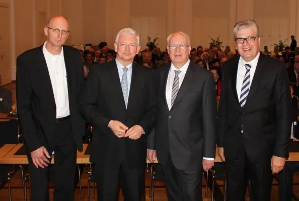 Bild: Roland Koch spricht Fuldaer Unternehmern Kompliment aus