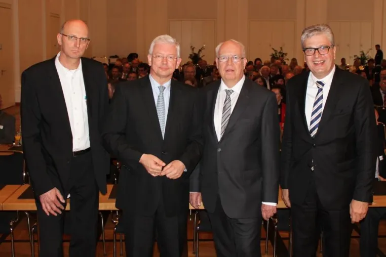 Bild: Roland Koch spricht Fuldaer Unternehmern Kompliment aus