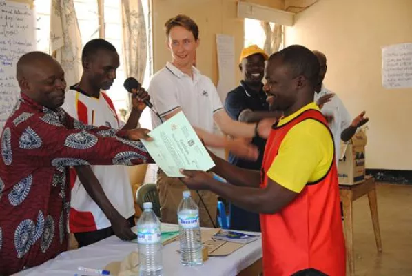 Bild: Jambo Bukoba e.V. wird offizieller Verein in Tansania Sportexperte Sebastian Rockenfeller ist wieder in Bukoba