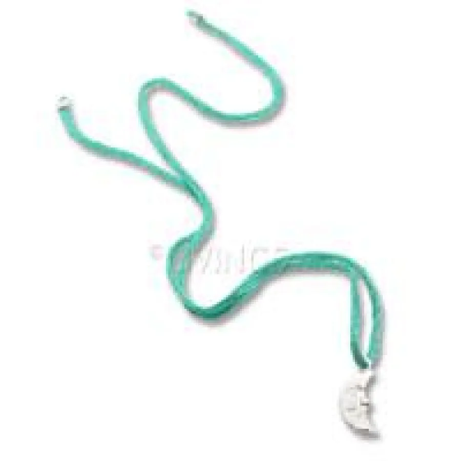 lua Wunscharmband aus grüner Baumwolle mit einem kleinen Halbmond aus 925er Silber.