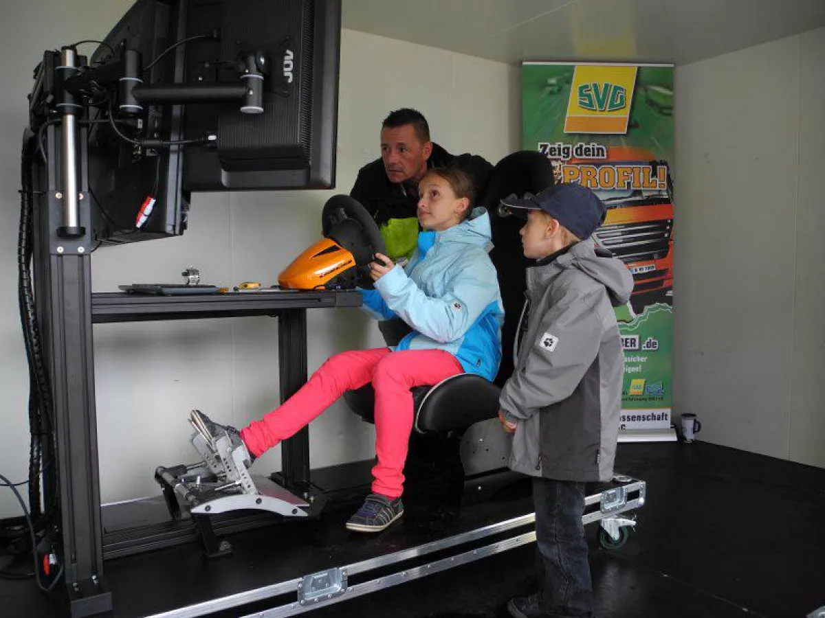 Einmal Trucker, ausnahmsweise ohne Führerschein. Der SVG-Rückfahrsimulator war beim Truck Grand Prix