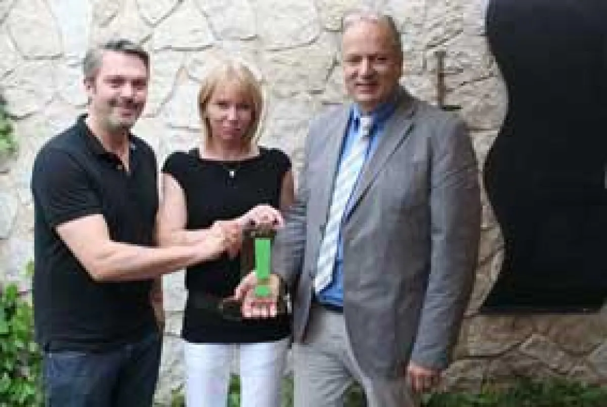 Mike Heilmann (v. l.) und Beate Kühnau erhalten von Heinfried Becker die 