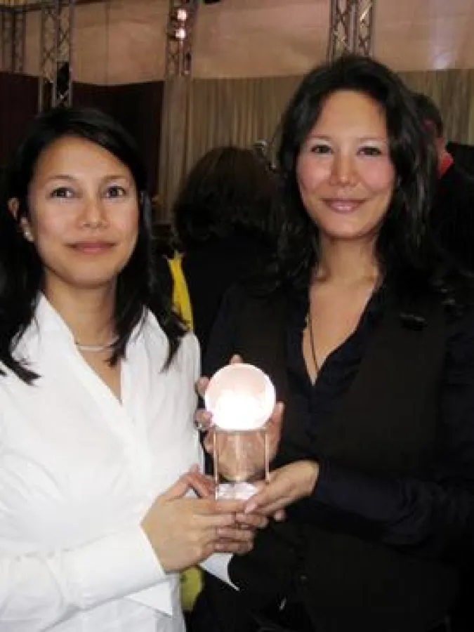 Aryana und Sulian Subroto nehmen den Go Asia Award auf der ITB in Empfang