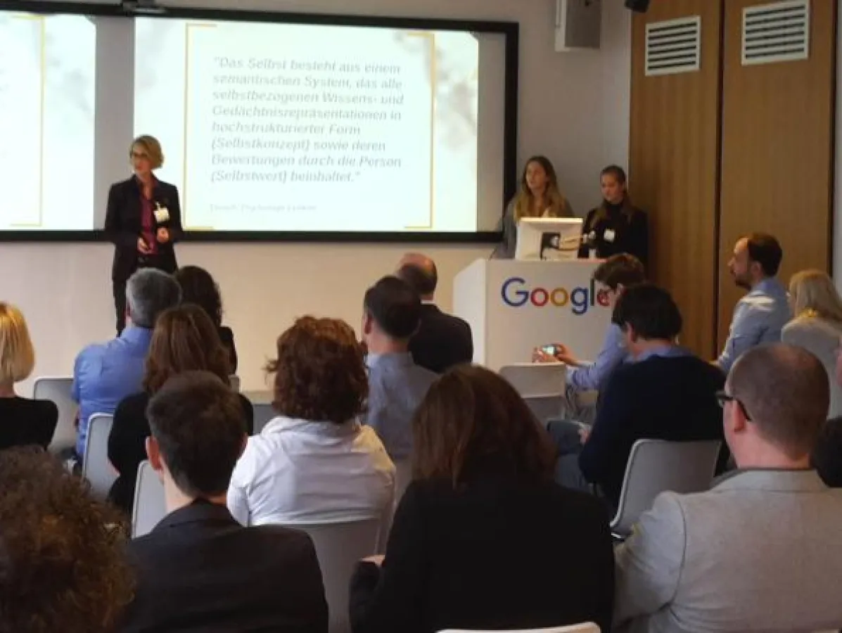 Foto: Prof. Ute Rademacher beim 8. Treffen der 1000Vordenker im Google Office; Bildrechte: Dallwitz