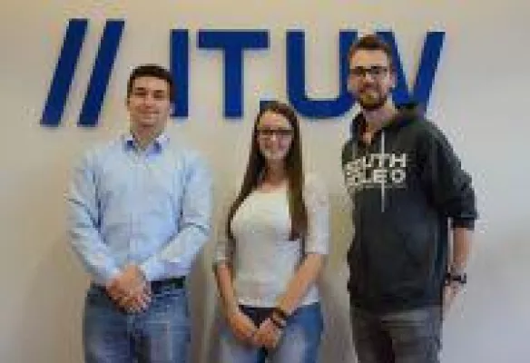 Bild: IT.UV und Nordakademie: drei neue Informatik-Studierende beginnen mit ihrer Ausbildung