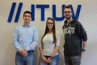 Bild: IT.UV und Nordakademie: drei neue Informatik-Studierende beginnen mit ihrer Ausbildung