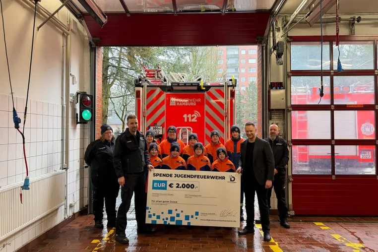 Bild: 2.000-Euro-Spende für die Jugendfeuerwehr Hamburg