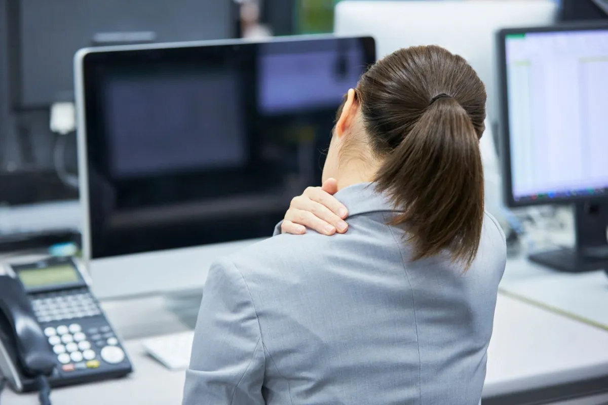 Langes Sitzen am Arbeitsplatz kann Rücken und Nacken belasten und konzentriertes Arbeiten erschweren (© Bildquelle : Canva)