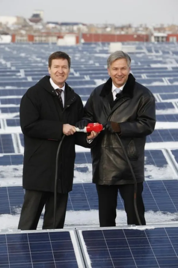 Neue Photovoltaikanlage am Netz: Berlins Regierender Bürgermeister Klaus Wowereit und BEA-Geschäftsführer Michael Geißler. Copyright: Berliner Energieagentur GmbH