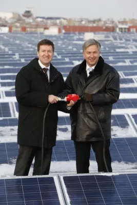 Bild: Berlins Regierender Bürgermeister Klaus Wowereit kündigt mehr Solarenergie für Berlin an