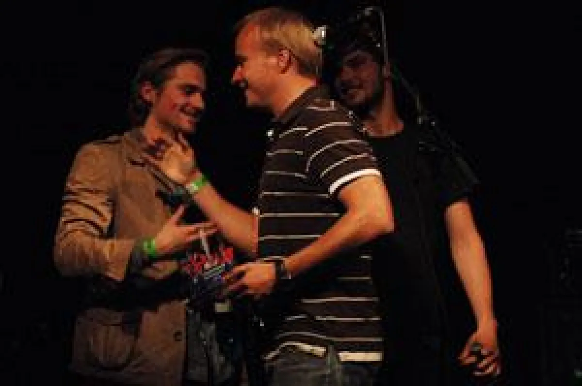 Hand in Hand für eine lebendige regionale Musikszene: The Hammocks aus Hofheim und Mainova-Sponsorin