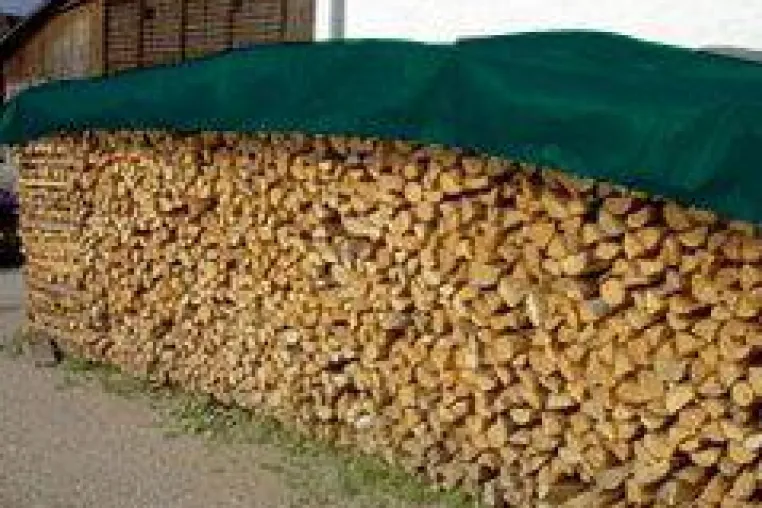 Bild: Holzabdeckfolie für Brennholz