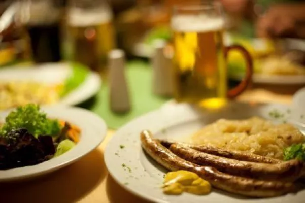 Mit dem neuen Genussführer durch das Fichtelgebirge - Kulinarik-Tipps, Rezeptideen & Heimatgeschichten Bild: Mit dem neuen Genussführer durch das Fichtelgebirge - Kulinarik-Tipps, Rezeptideen & Heimatgeschichten