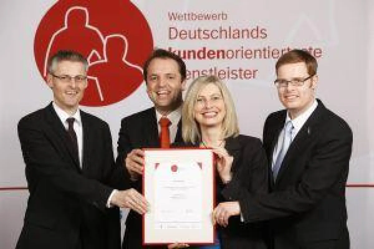 Bei der DKD-Preisübergabe (v.l.n.r.): Siegfried Gänsler, Vorsitzender des Vorstandes, Thomas Grötzinger, Leiter Marketing der Schwenninger BKK, Daniela Amann, Leiterin Gesundheitsstrategie, und Thorst